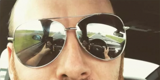 Se sacó una selfie, sus lentes reflejaron algo y ahora la policía lo está buscando