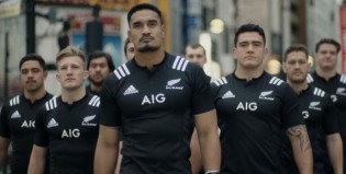 Imperdible: los All Blacks tacklean japoneses por las calles de Tokio