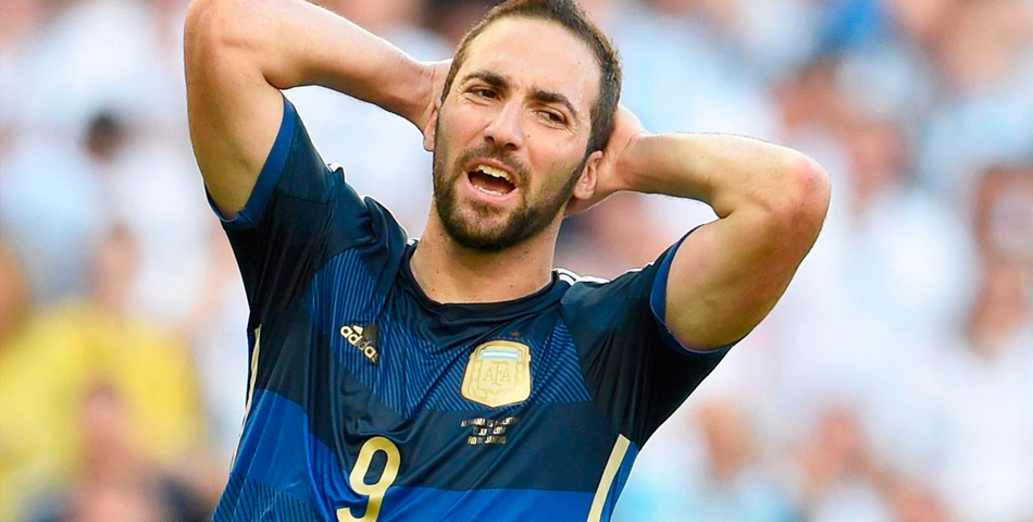 No aprende más: Higuaín quiso hacer una broma y le salió mal