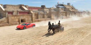 La increíble carrera entre una Ferrari y dos caballos
