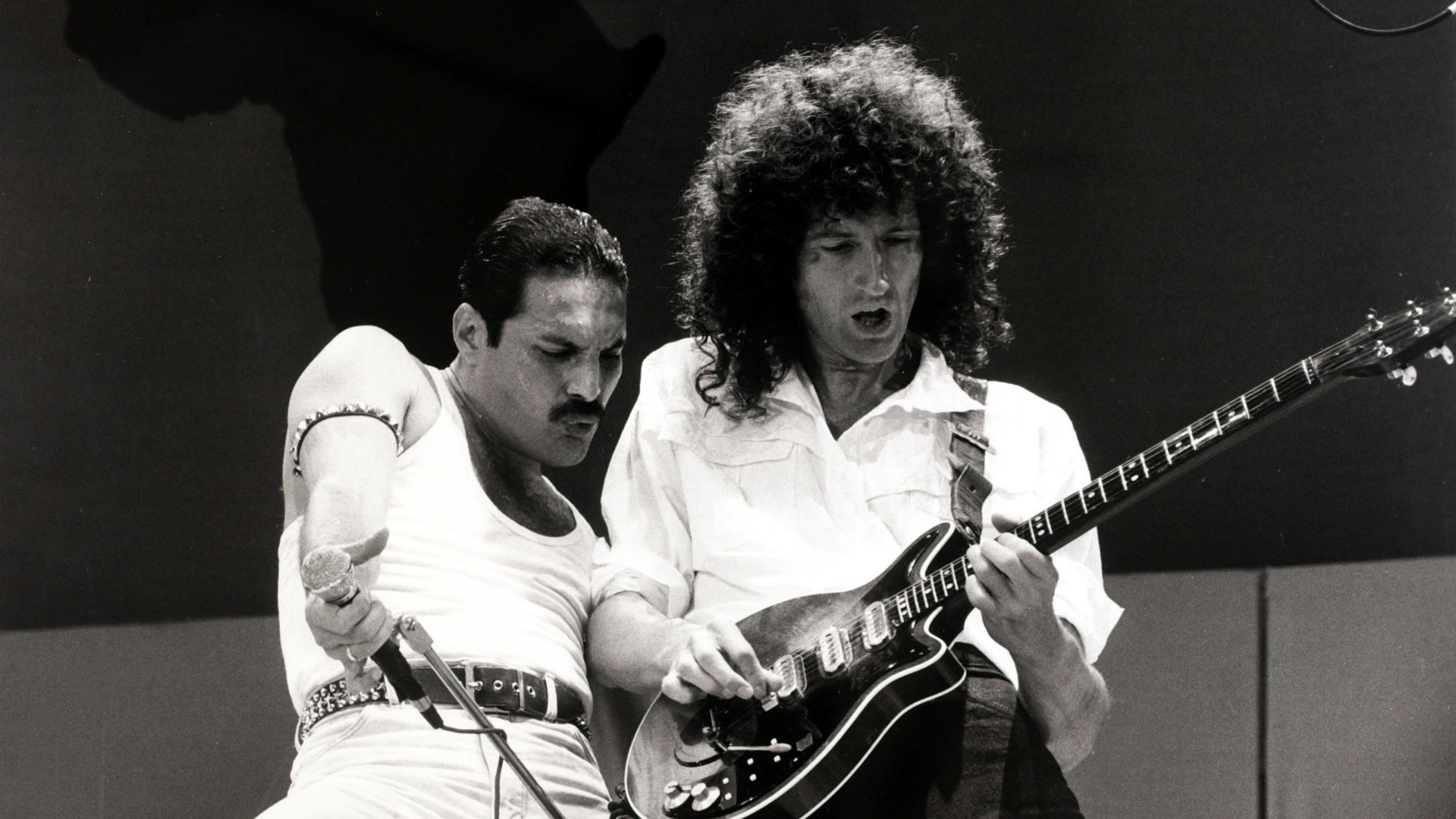 Entertainment/Music, Live Aid Concert, Wembley, London, England, 13th July 1985, British singer Freddie Mercury with guitarist Brian May as "Queen" perform at the charity concert  (Photo by Popperfoto/Getty Images)