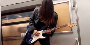 Músico callejero reparte rock and roll en el subte