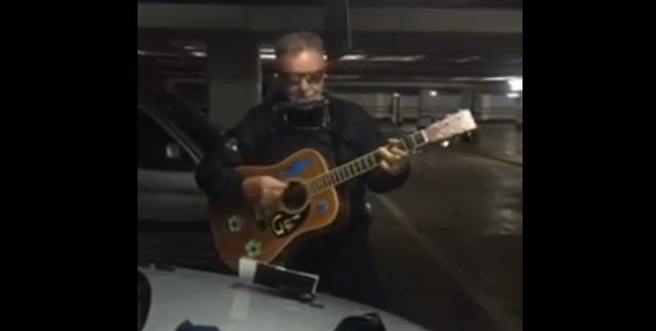El vídeo inédito que grabó León Gieco desde un estacionamiento al no poder llegar a la marcha