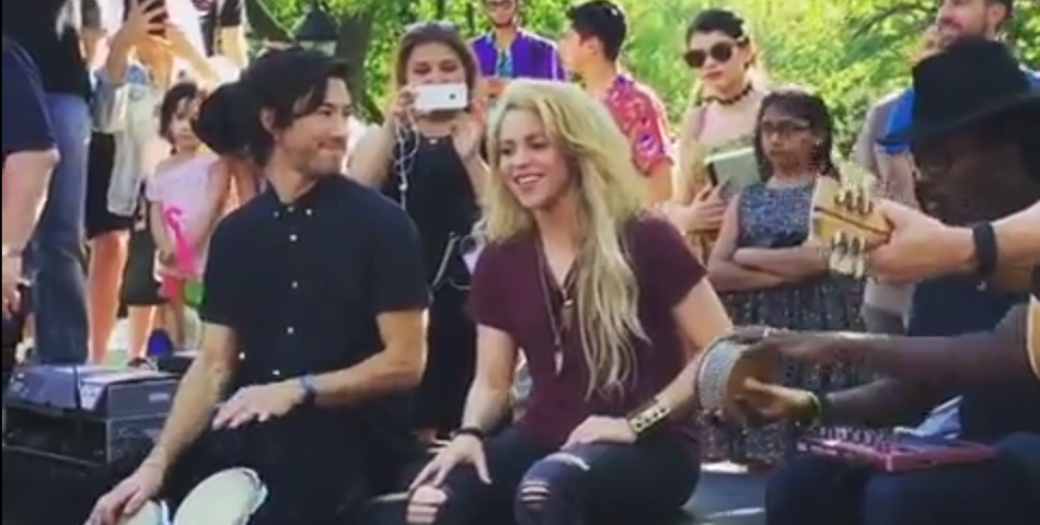 Shakira sorprendió cantando “Chantaje” en las calles de Nueva York