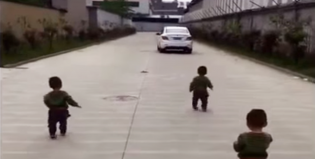 “No te vayas papi”: El tierno y viral vídeo de los trillizos corriendo atrás del auto de su padre