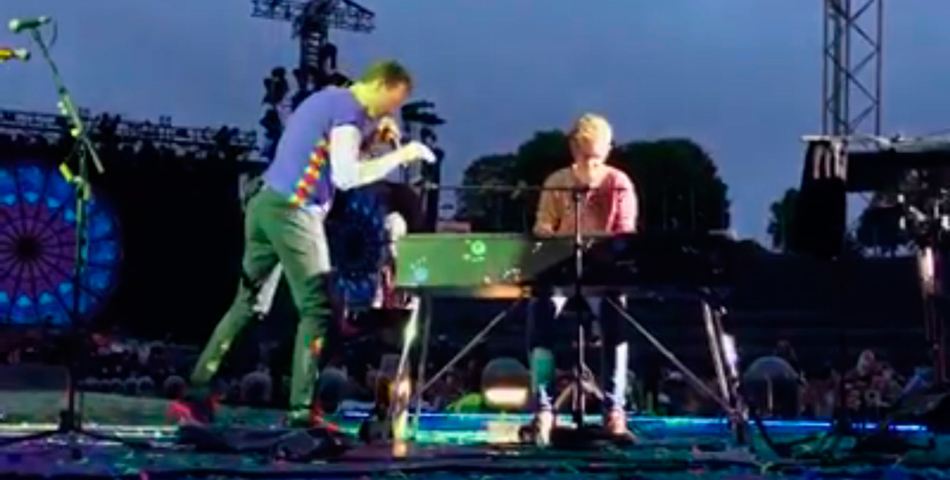 Un fan subió a tocar “Everglow” con Coldplay