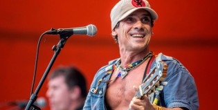 Así suena “Athina vrazi”, lo nuevo de Manu Chao