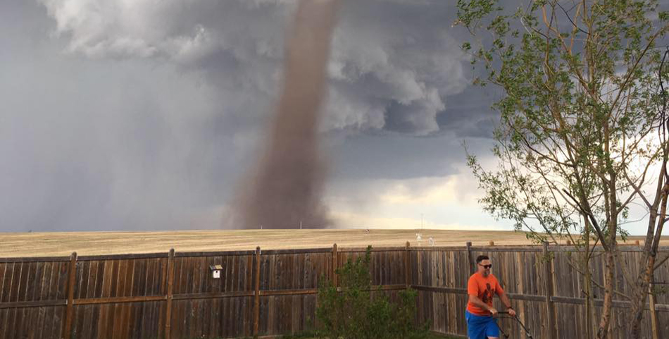 Pánico: cortó el césped mientras se desataba un brutal tornado