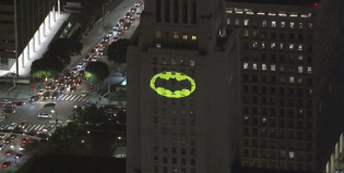 La ‘Batiseñal’ se enciende en Los Ángeles en memoria de Adam West