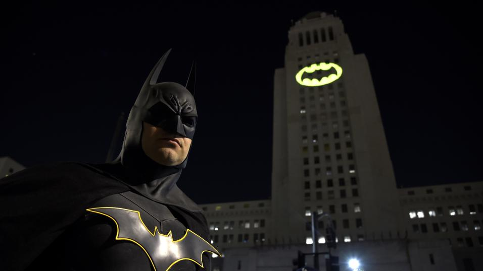 Un fanático disfrazado junto a la señal de Batman en el gran homenaje