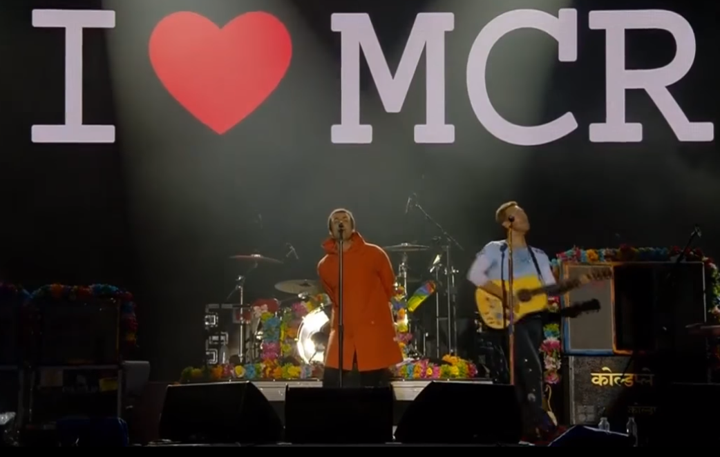 Coldplay tocando junto a Liam Gallagher en el recital benéfico de Manchester el pasado domingo