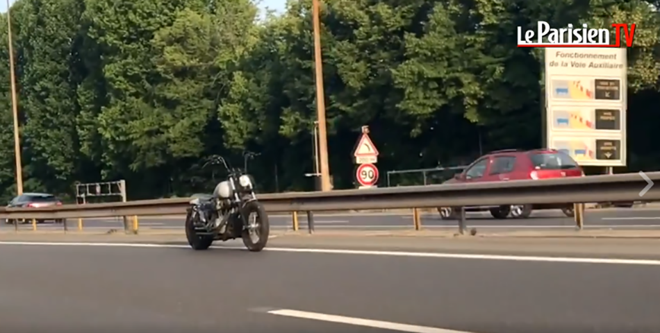 Misterio: filmaron a una moto que se maneja sola por la ruta