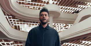 The Weeknd es parte de un triangulo amoroso en su nuevo videoclip
