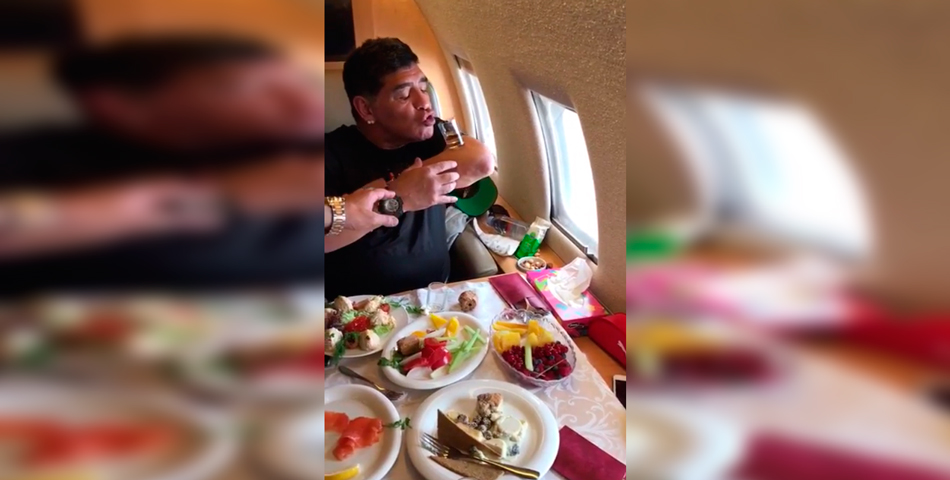 Insólito: Maradona te enseña a tomar un shot con el codo