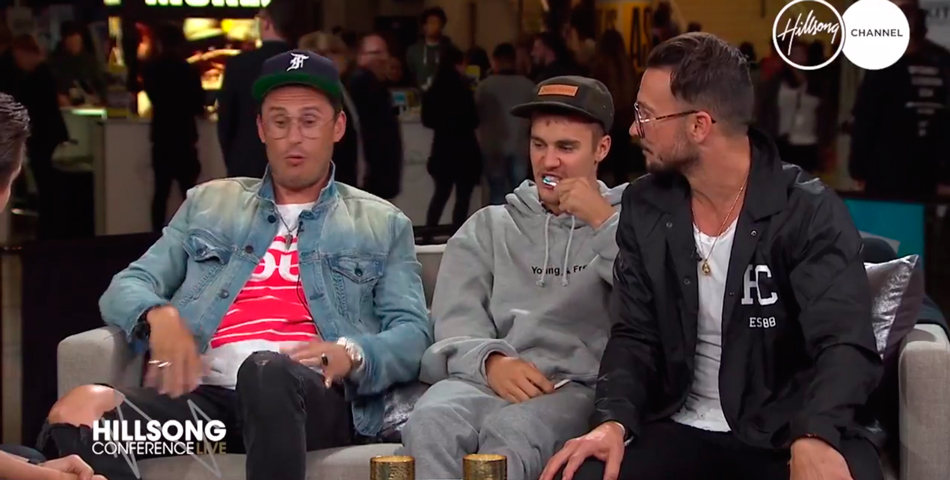 Justin Bieber se cepilló los dientes durante una entrevista