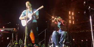 El emocionante gesto de Coldplay en pleno recital con un fan discapacitado