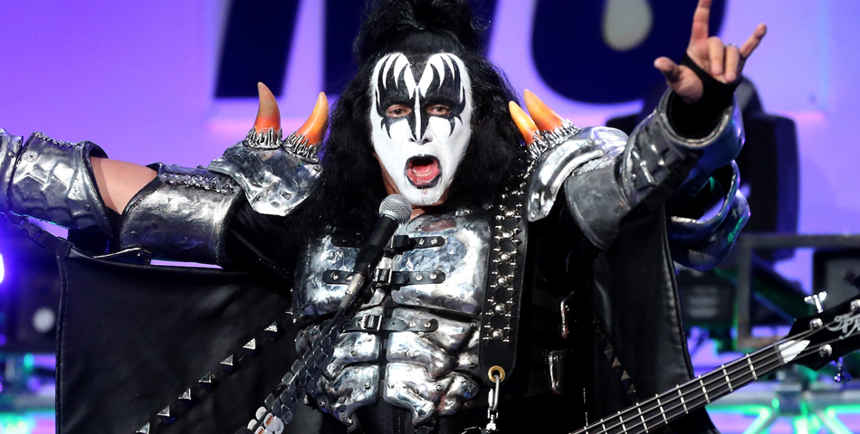 Nos tapó el agua: Gene Simmons se “enamoró” de una vaca