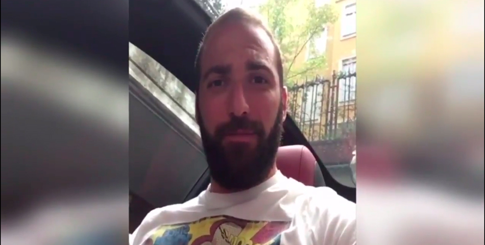 Higuaín intentó cantar una canción y pifió la letra