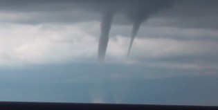 Pánico: avión voló entre tres trombas marinas