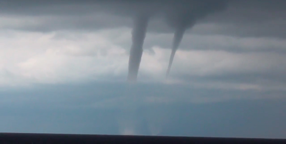 Pánico: avión voló entre tres trombas marinas