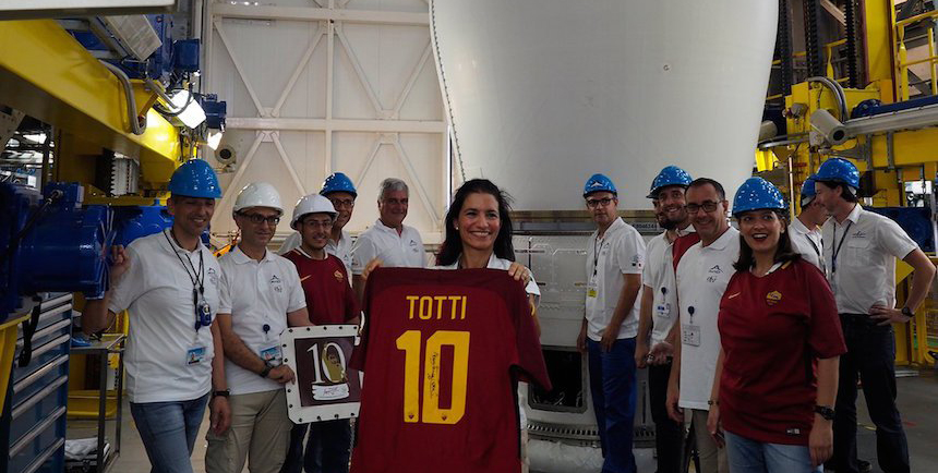 Lo pusieron en órbita: la última camiseta de Totti fue enviada al espacio