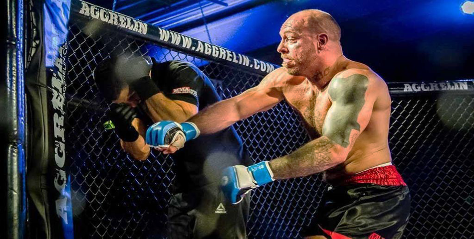 Escándalo en la MMA: Le pegó una brutal piña al arbitro porque no detuvo la pelea a tiempo