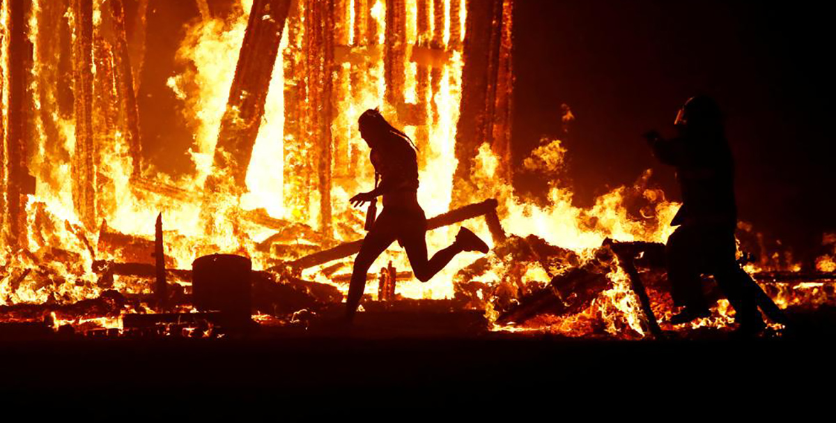 Murió tras tirarse de una torre de fuego en Burning Man