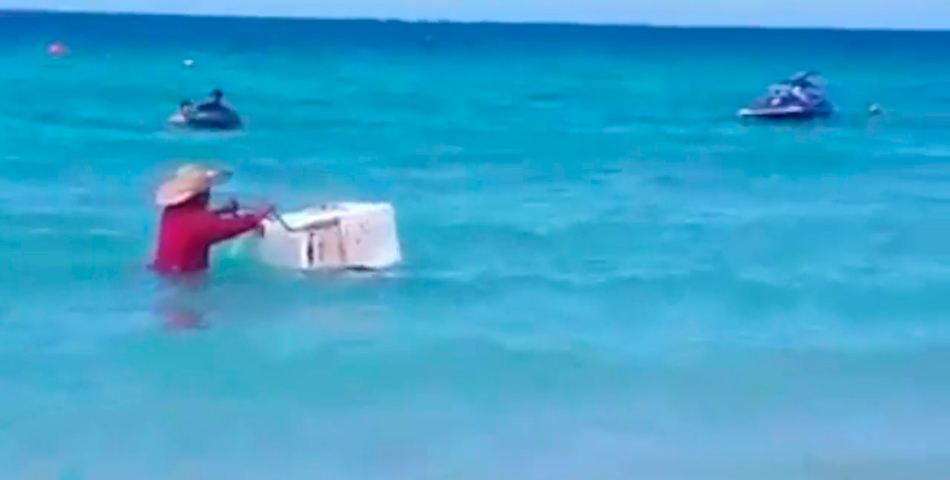 Campeón mundial: el heladero que se mete en el mar para vender