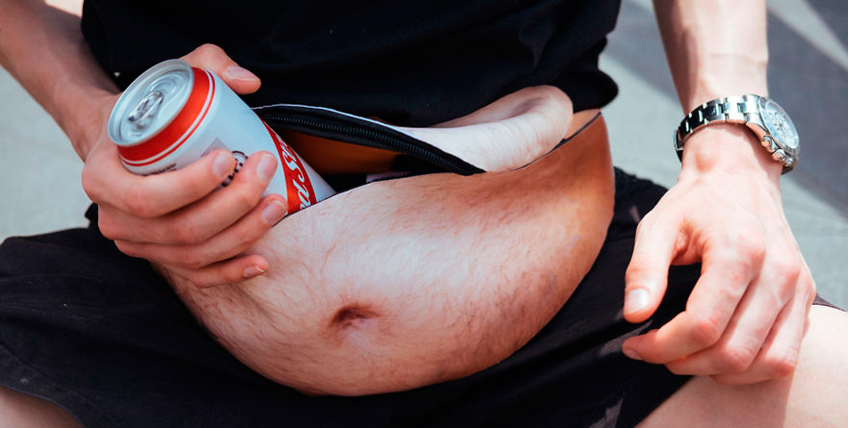 Crearon una panza falsa para guardar cervezas