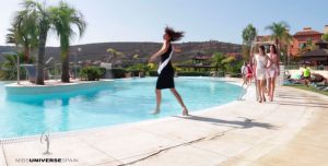 Una modelo española cayó al agua durante un desfile