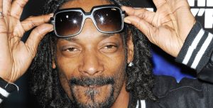 Está chequeado: Snoop Dogg editó un libro que se puede fumar