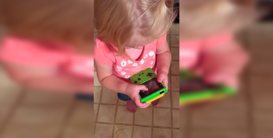 Vejez total: la nena que no sabe cómo usar la Game Boy