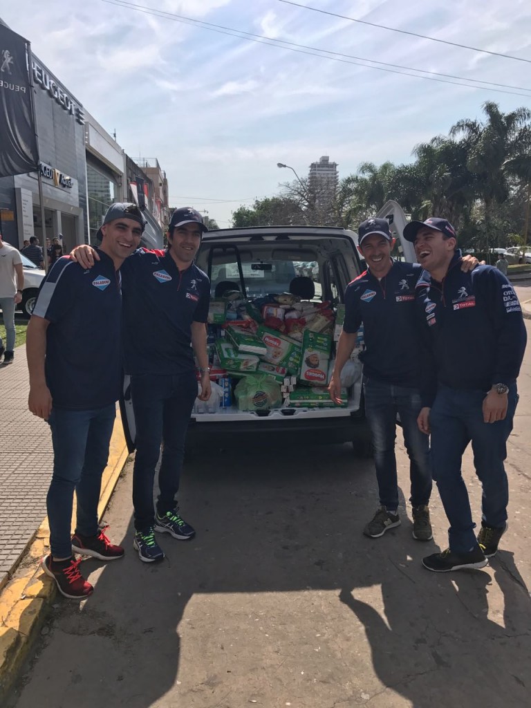 WERNER, YANNANTUONI, CHAPUR, MUÑOZ MARCHESI CON UNA DE LAS PEUGEOT PARTNER CARGADA CON LAS DONACIONES