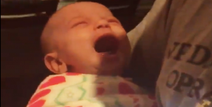 Es viral: ¡Empieza a sonar el himno de la Champions y la bebé deja de llorar!