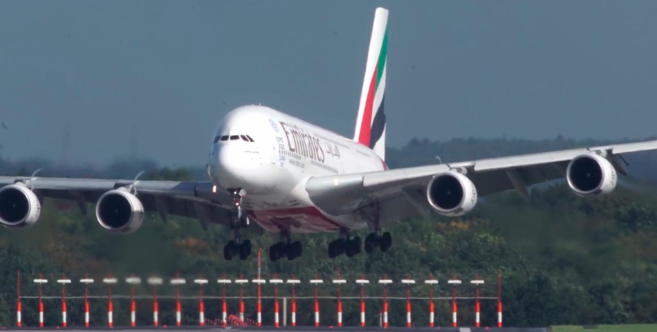 Miedo: así aterriza el avión más grande del mundo con viento cruzado