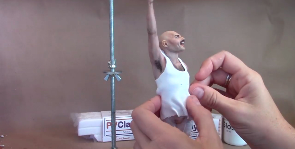 La mini escultura de Freddie Mercury es todo lo que está bien