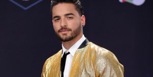 Insólito: Maluma le dio un pico a su mamá