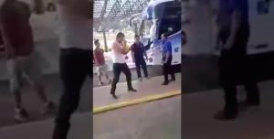 Dos choferes de colectivo, a mano limpia