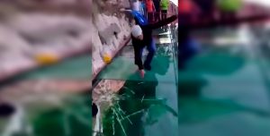 Miedo: se “quebró” el puente de cristal ubicado a 1200 metros de altura