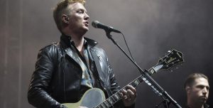 Piñas van, piñas vienen: Josh Homme de QOTSA frenó una pelea en medio de un show