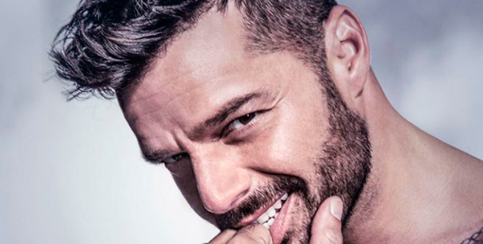 ¡Lo mal que la pasa Ricky Martin en la playa!