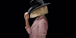 ¡Sia publica fotos de ella desnuda para ganarle a los paparazzi!