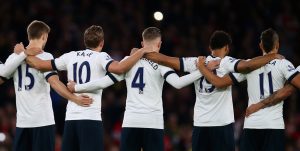 Tottenham suspendió a dos socios por una escatológica razón