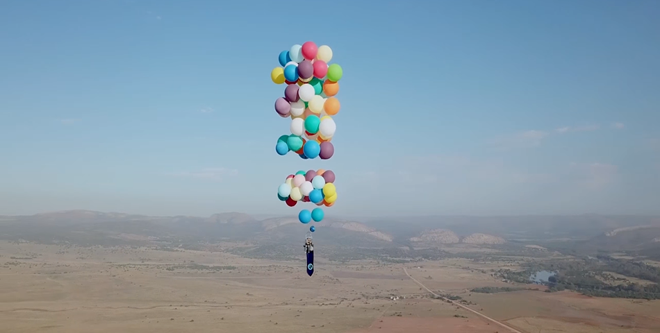 Un hombre hizo la gran “Up” y voló con 100 globos a más de 2400 metros de altura