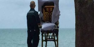 Dos paramédicos se detuvieron para cumplirle su último deseo antes de morir: ver el mar por última vez