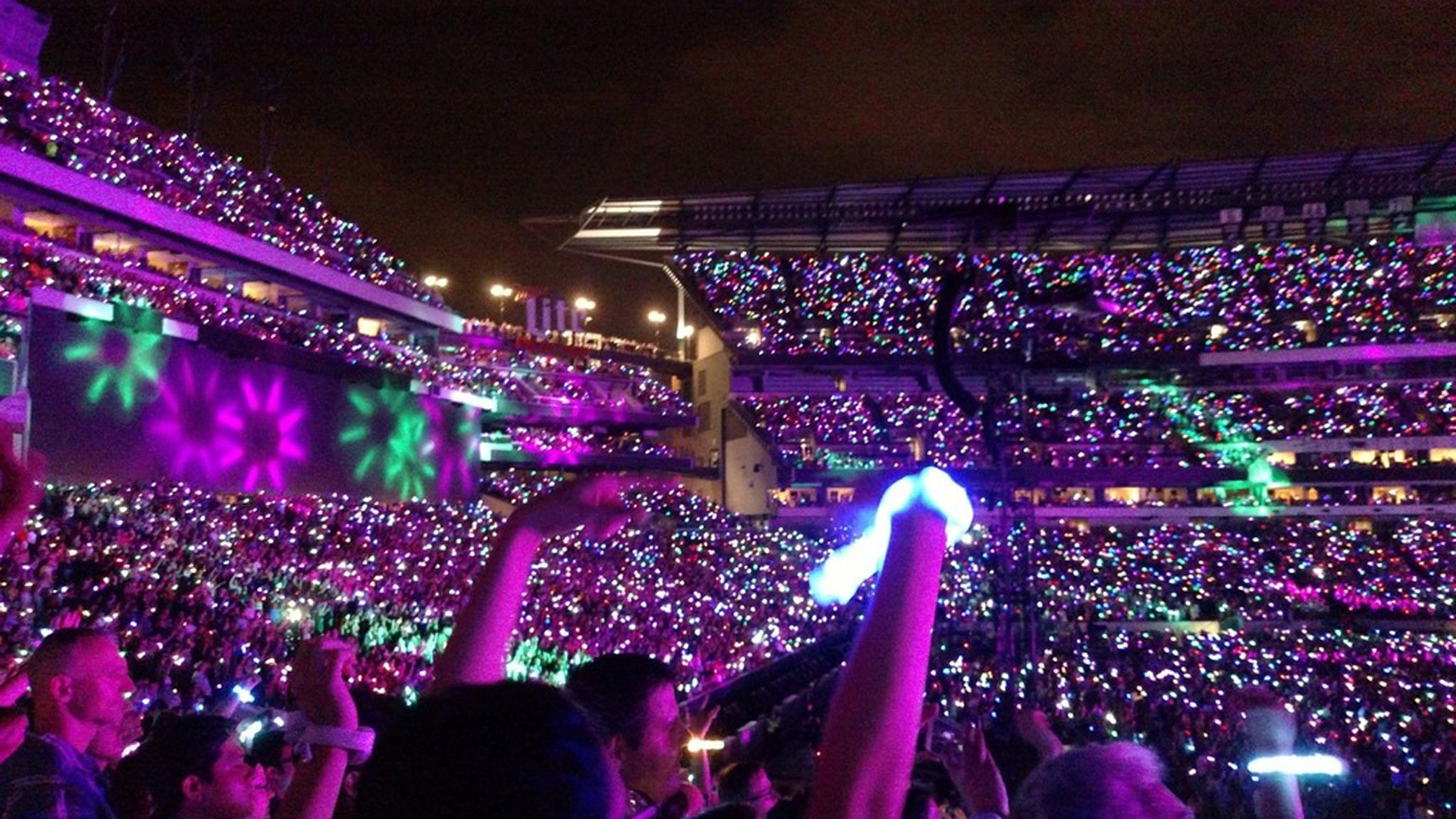 Xylobands LED wristbands at COLDPLAY tour A Head Full Of Dreams