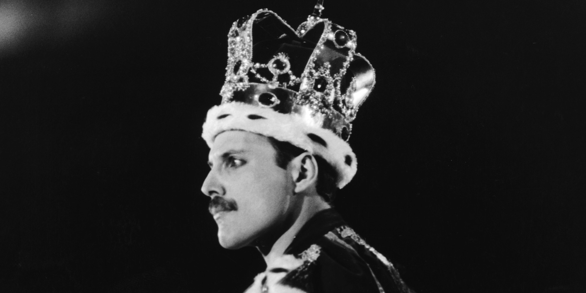Singer Freddie Mercury dressed as a King during a performance with his group Queen at Wembley Stadium in London, 15th July 1986. (Photo by Dave Hogan/Getty Images)