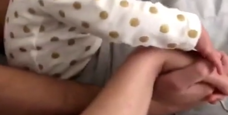 La viral reacción “celosa” de una bebé cuando sus padres se toman de la mano