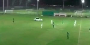 Insólito: un auto invadió una cancha a toda velocidad