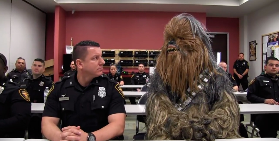 Ya no sos igual: Chewbacca se hizo policía